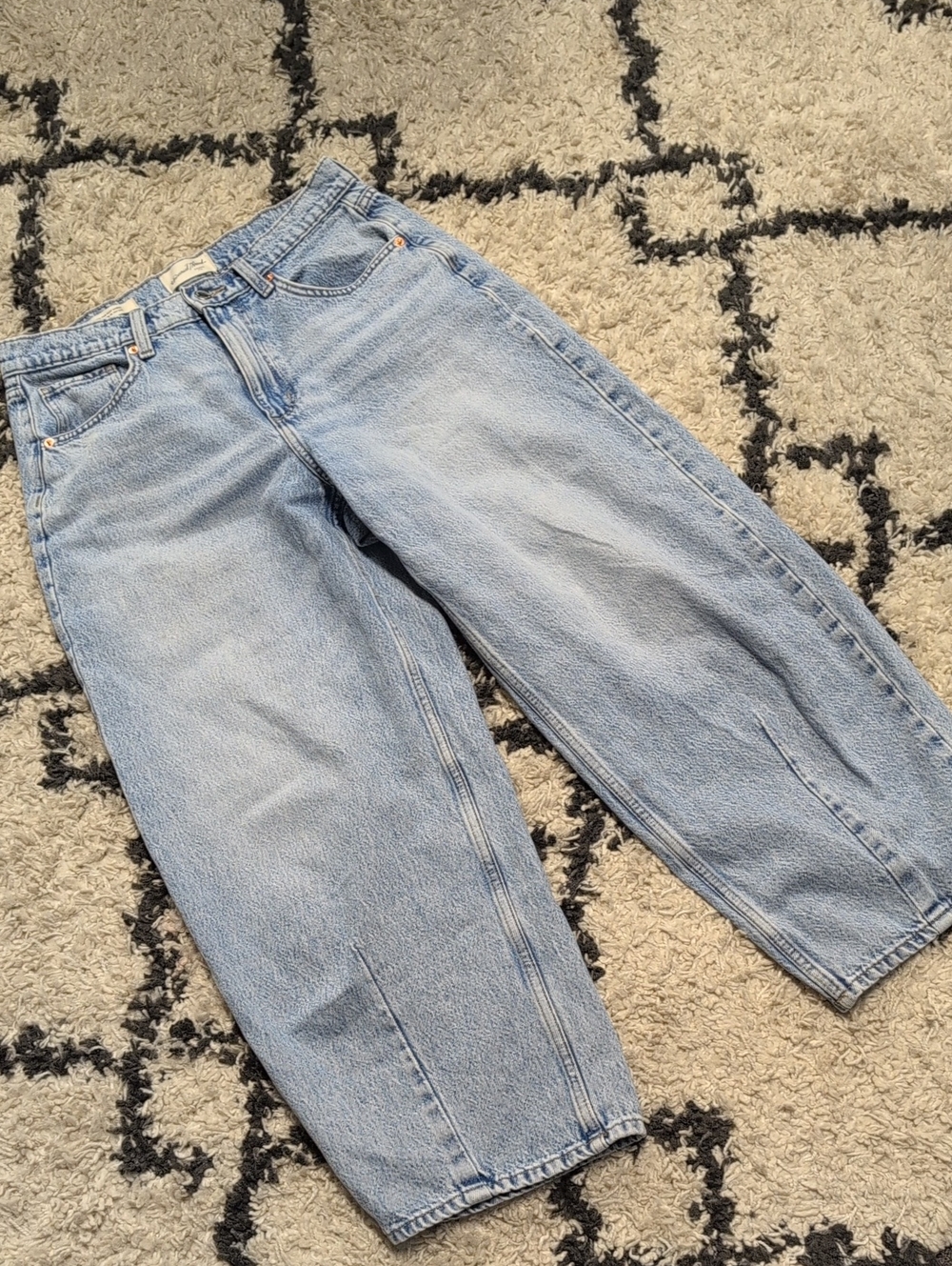 Universal Thread Light Wash Blue High-rise Easy Barrel Jean Women’s Jeans